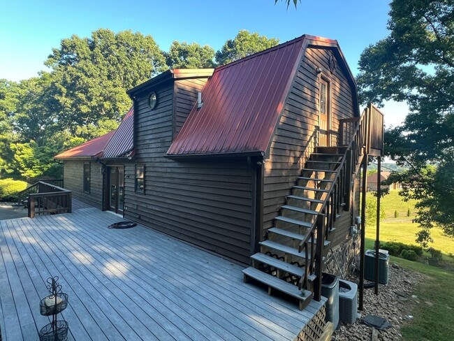 Building Photo - Large 2story in Kodak! Available Now!