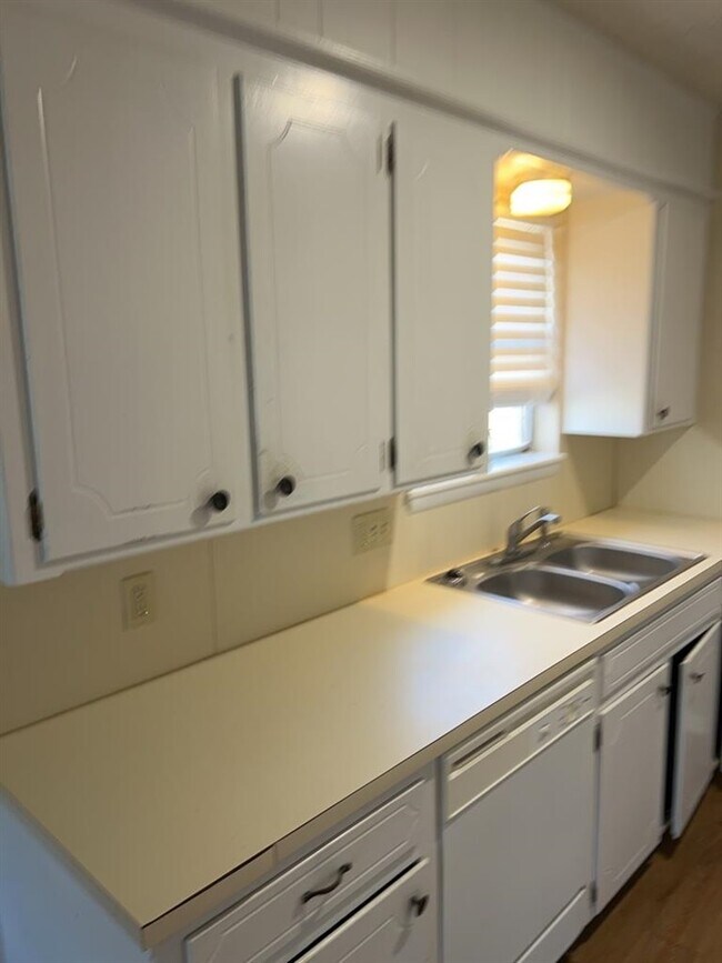 Building Photo - 119 SE Surrey Ln