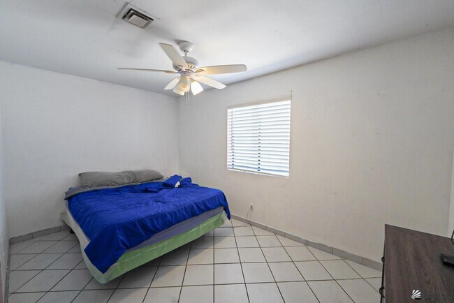 Building Photo - 1429 S Pagent Ave
