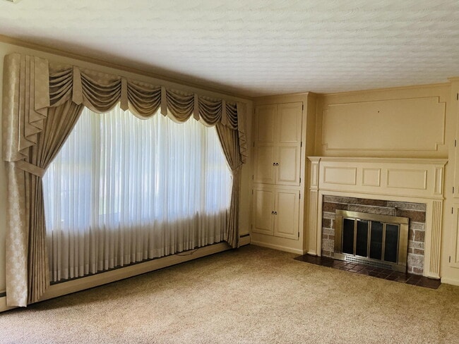 Building Photo - "Charming 3-Bedroom Home with 2 Full Baths...