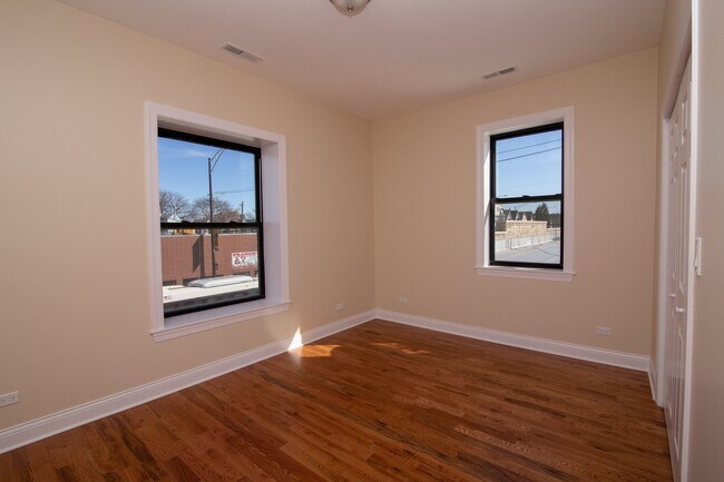 Building Photo - 4001 W Armitage Ave