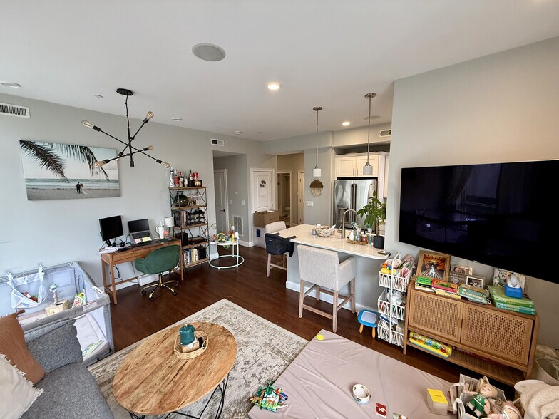 Building Photo - 170 W Broadway