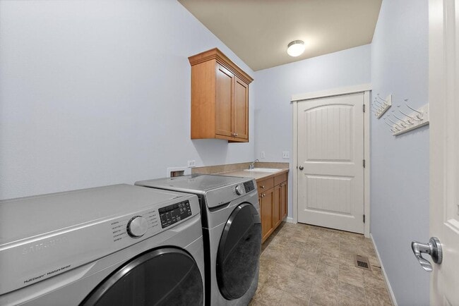 Building Photo - 3 bedroom 2 bath Home for Rent in Yelm!