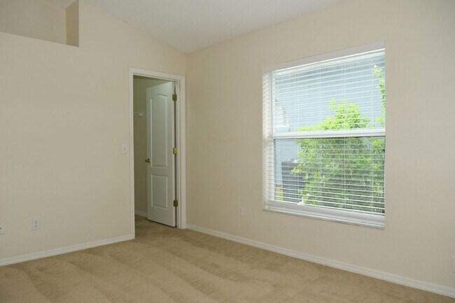Building Photo - Beautiful, 3/2, single family, waterfront ...