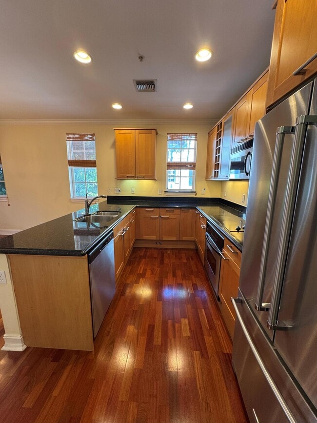 Building Photo - 304 W Mallory Cir