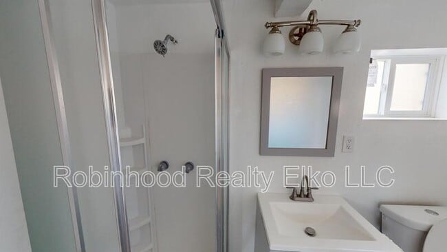 Building Photo - 756 1/2 Maple Street Unit B