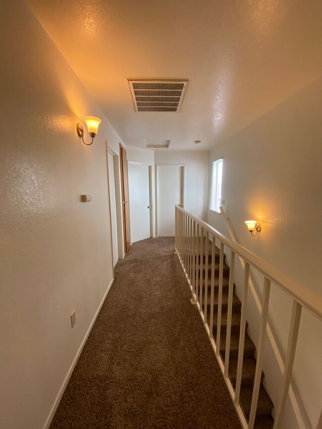 Building Photo - Charming 3 Bed/2.5 Bath on Packwood coming...