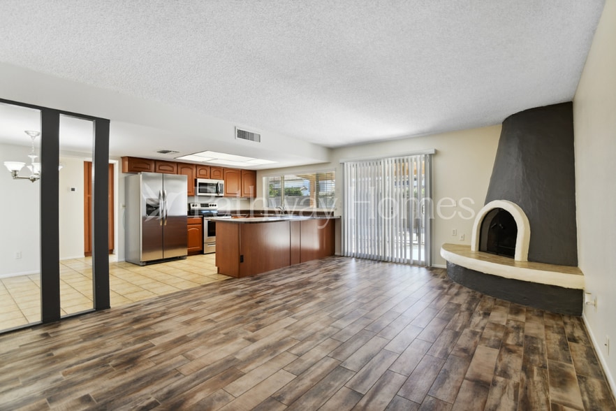 Building Photo - 807 E Country Gables Dr