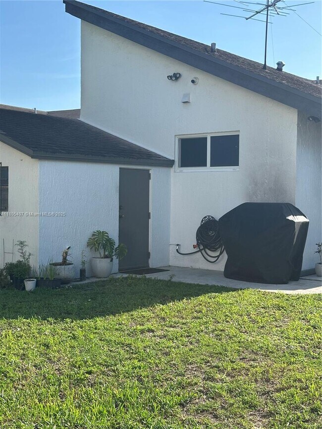 Building Photo - 541 SW 89th Ct