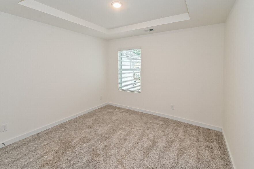 Building Photo - 128 The Heights Dr