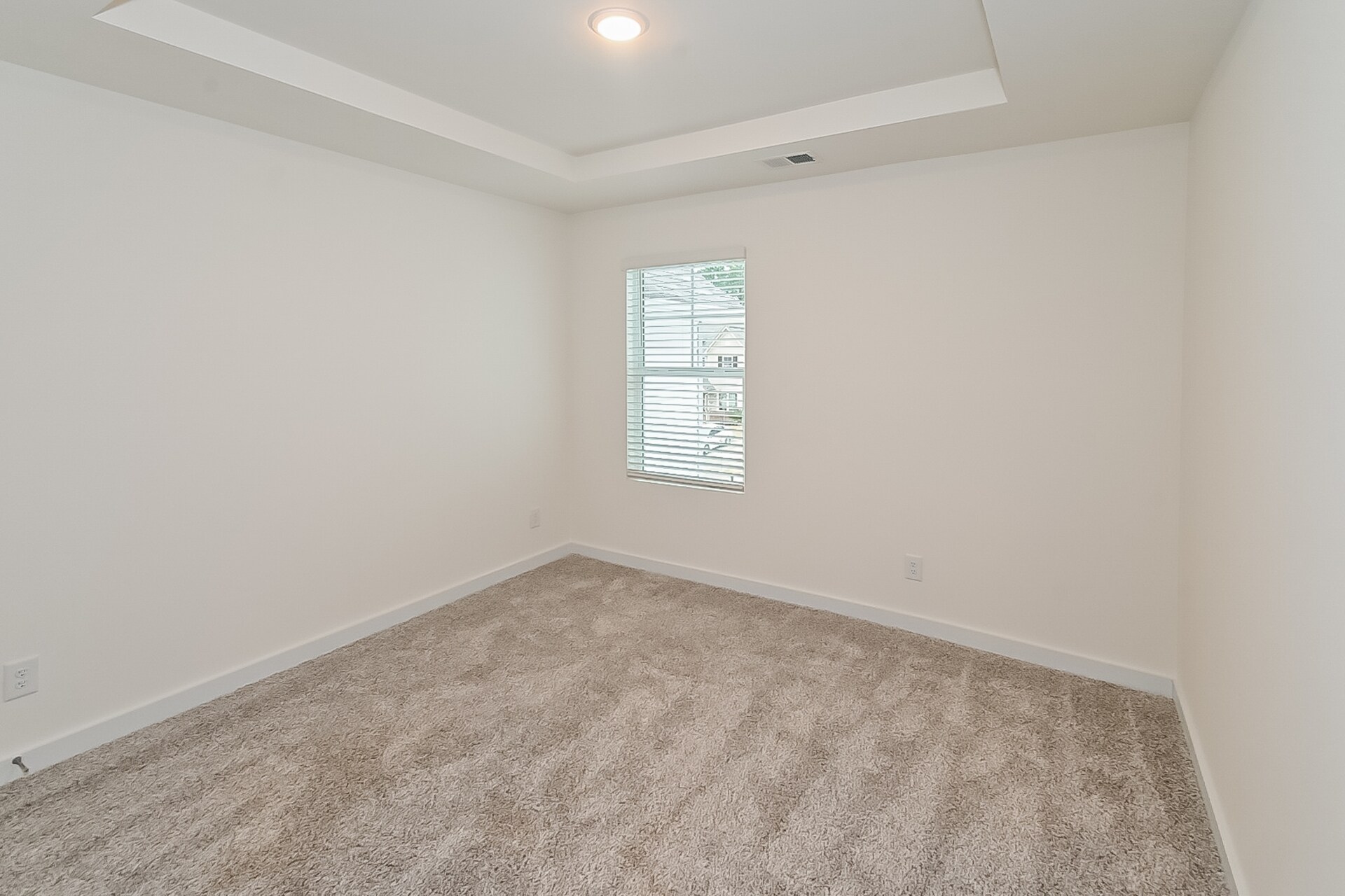 Building Photo - 585 The Heights Ln