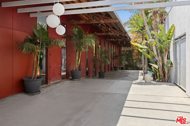 Building Photo - 718 N Figueroa St