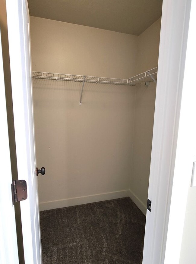 Building Photo - AMAZING CONDO 2 MASTER SUITES 2 CAR GARAGE