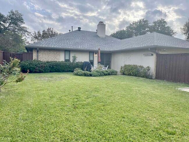 Building Photo - 1707 Mayflower Dr