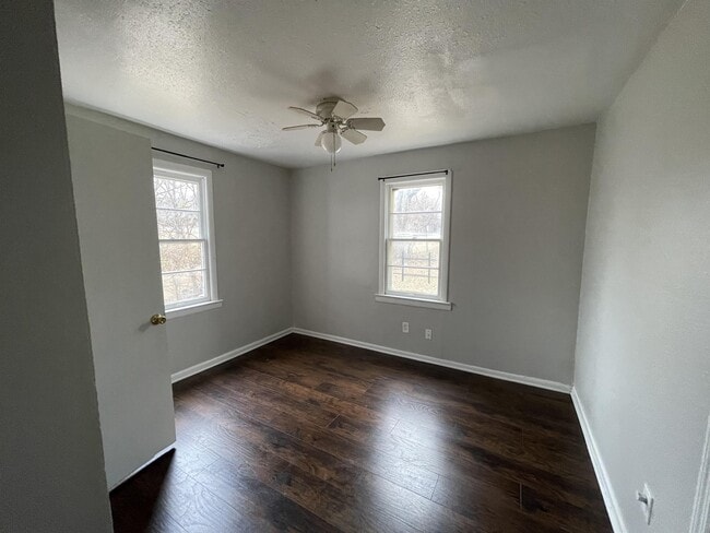 Building Photo - 1120 E 84th Terrace