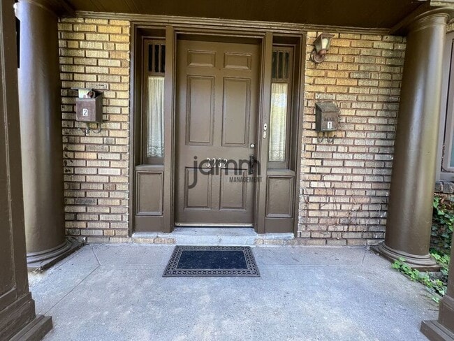 Building Photo - 3232 Clarendon Rd