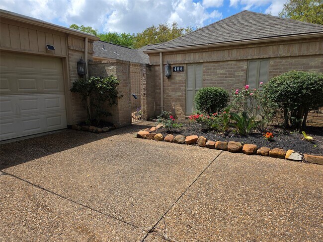 Building Photo - 406 Fox Briar Ln