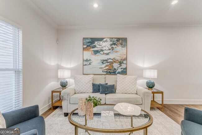 Building Photo - 109 Chateau Dr SE