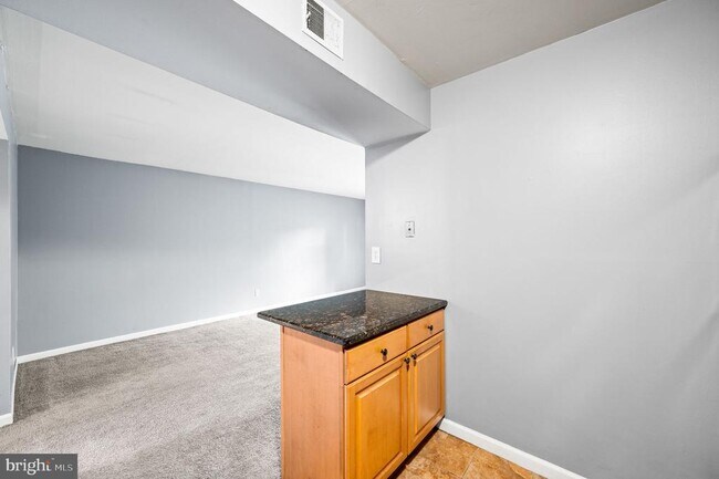 Building Photo - 830 Putnam Blvd