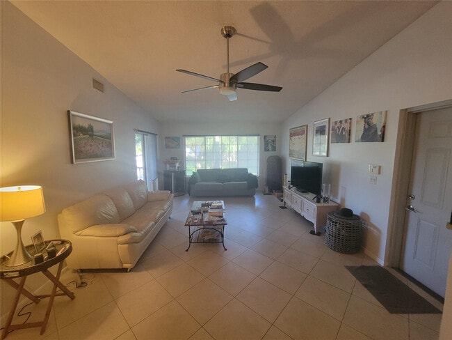 Building Photo - 13851 Oneida Dr