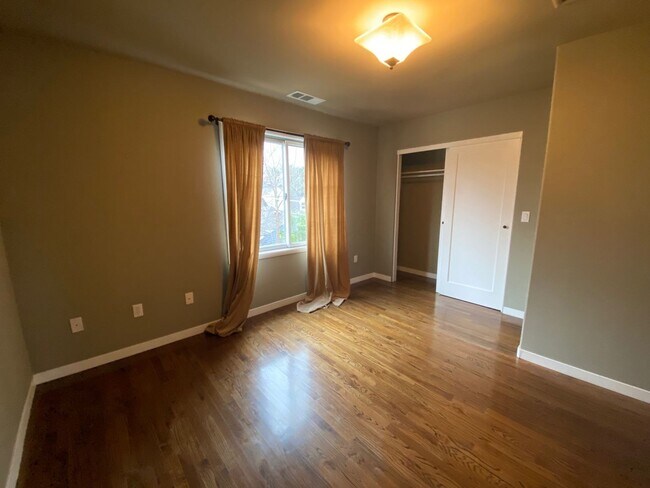 Building Photo - 4 Bedroom 3 Bathroom Land Park Home