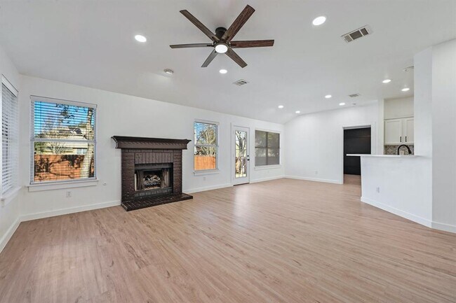 Building Photo - 2738 Winding Brook Dr