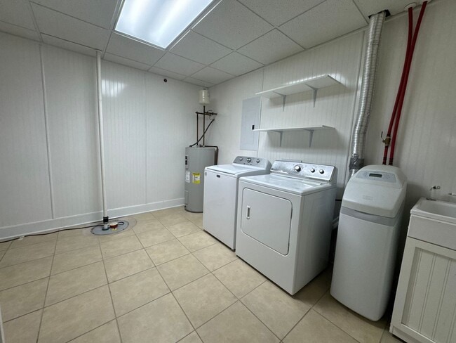 Building Photo - 3BR/3.5BA plus bonus Full-Brick Ranch with...