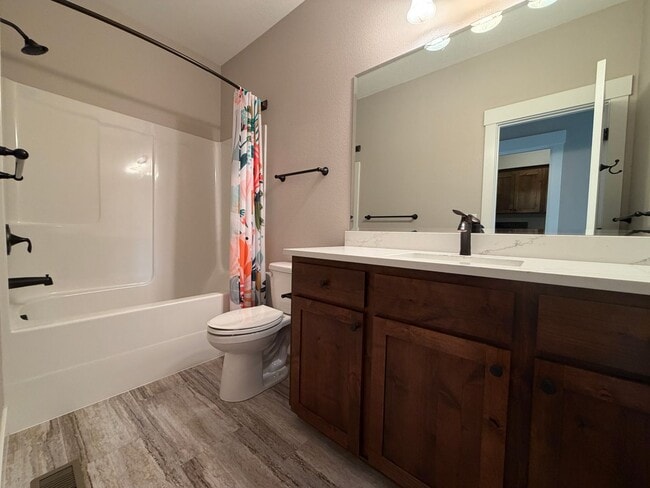 Building Photo - 3 Bedroom 2 Bath Single Family House