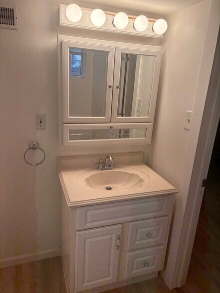 Building Photo - 644 Rosenthal Ave