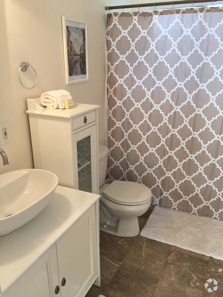 Building Photo - 2328 Virginia Ave