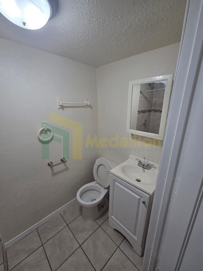 Building Photo - Charming 4BR Home with Spacious Layout, Modern Upgrades & Prime Location!