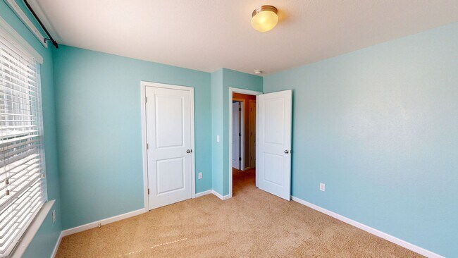 Building Photo - 4 Bedrooms w/ Privacy Fence & Community Pool!
