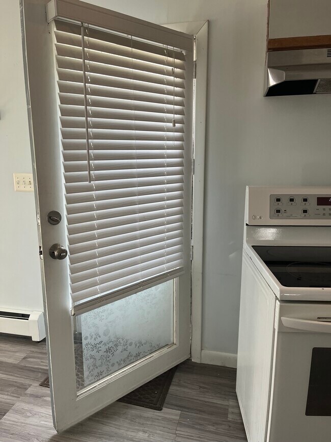 Building Photo - 731 Pleasant St