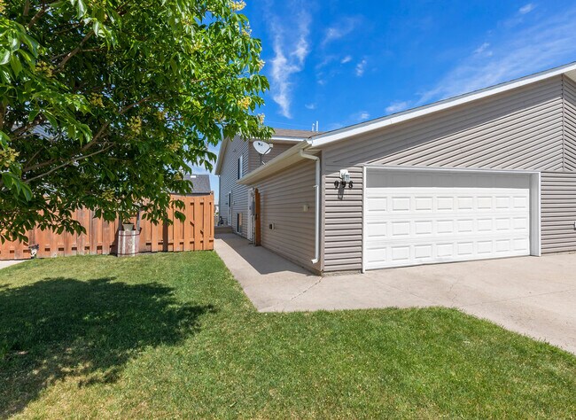 Beautiful twinhome with gated yard. No back yard neighbors! - 998 38 1/2 Ave W