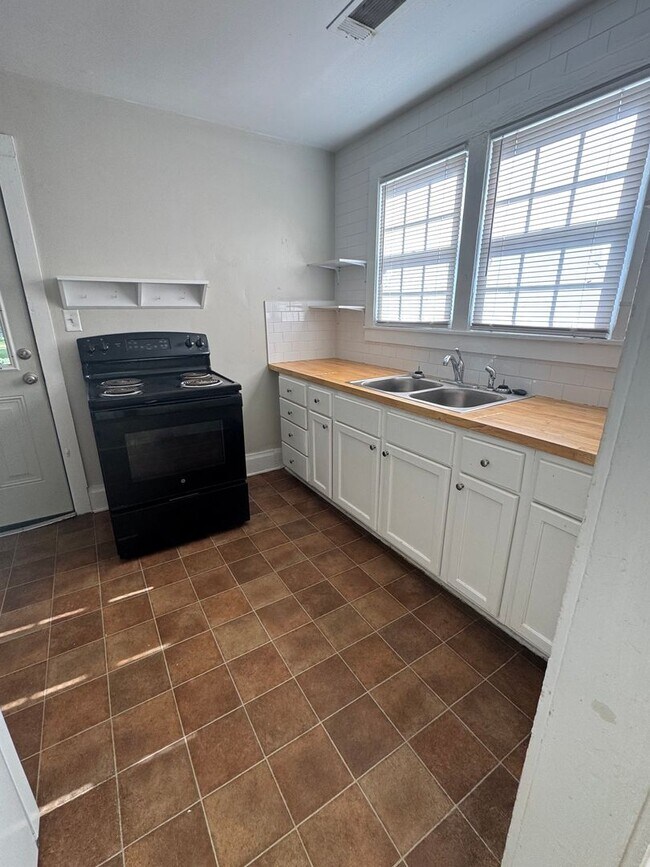 Building Photo - Adorable home in the heart of the medical district!