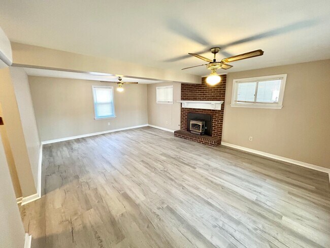 Building Photo - 7953 Meadow Dr