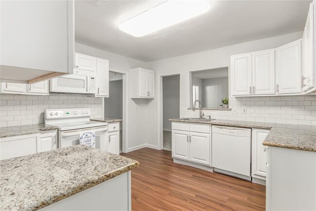 Building Photo - 302 Shoreacres Blvd