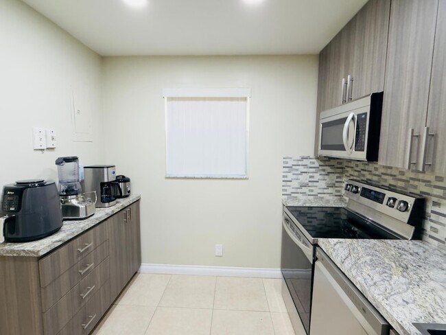 Building Photo - 5545 W Lakewood Cir