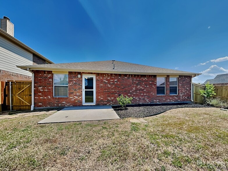 Building Photo - 1301 Water Lily Dr