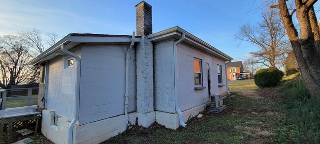 Building Photo - 1027 Halliahurst Ave