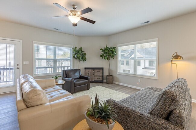 Building Photo - 834 Calvin Park Dr