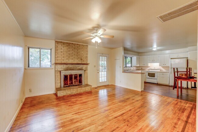 Building Photo - 3 BED 2 BATH! Schedule a tour today!