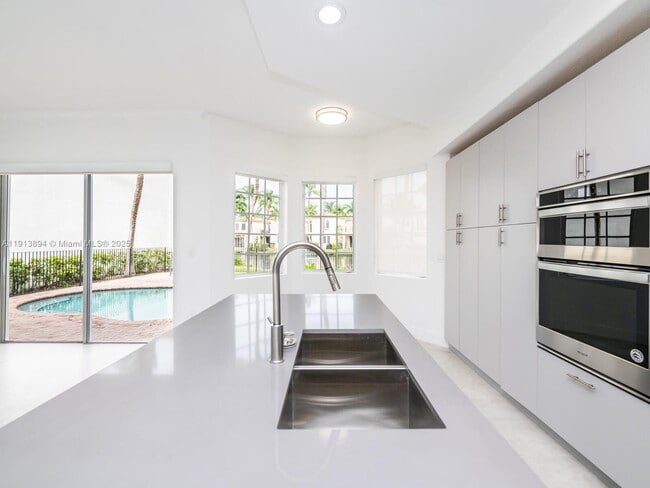 Building Photo - 20729 NE 32nd Ave