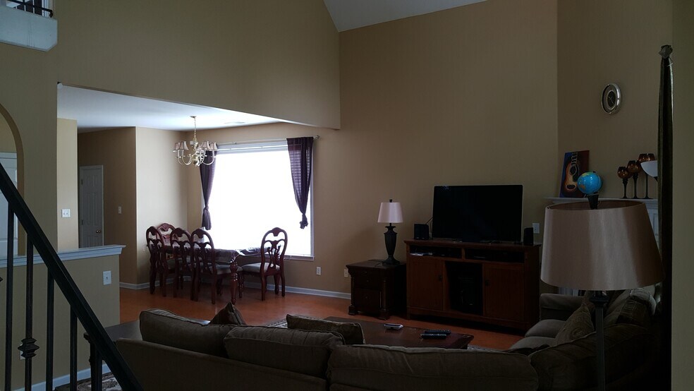 Living Room &amp; dining room - 1162 Island Pl E