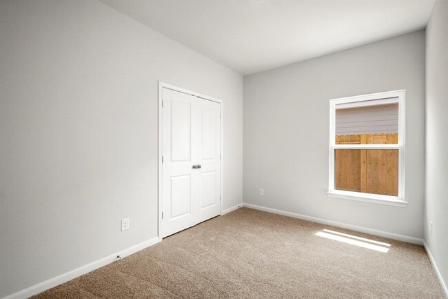 Building Photo - 15846 Berry Hl Dr