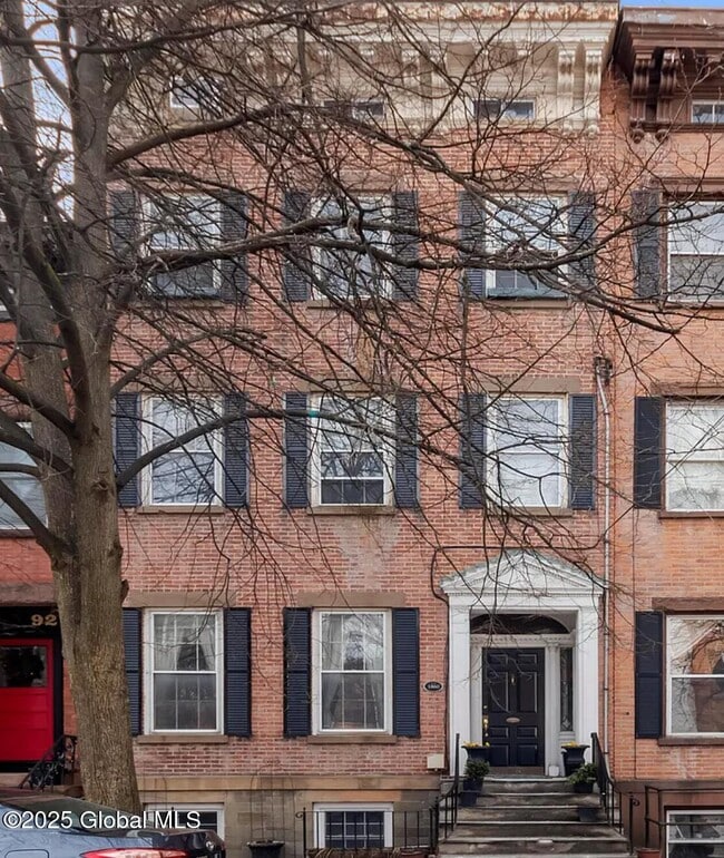 Building Photo - 94 Chestnut St