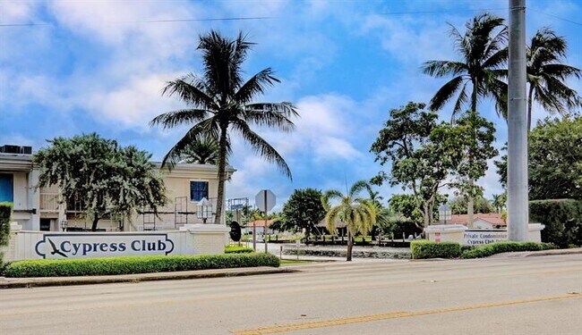 Building Photo - 140 Cypress Club Dr