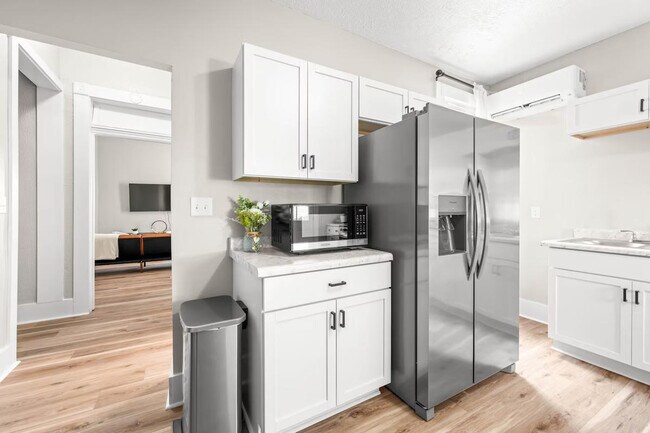 Building Photo - 639 Maple St