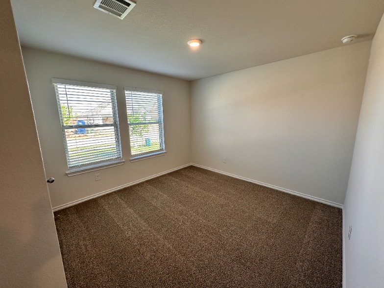 Building Photo - 2330 Hydrangea Dr