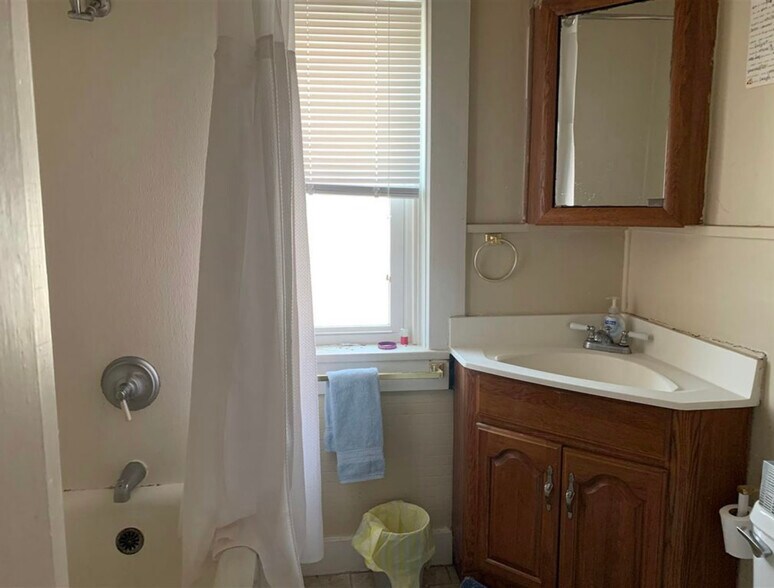 Building Photo - 610 Fenelon Pl